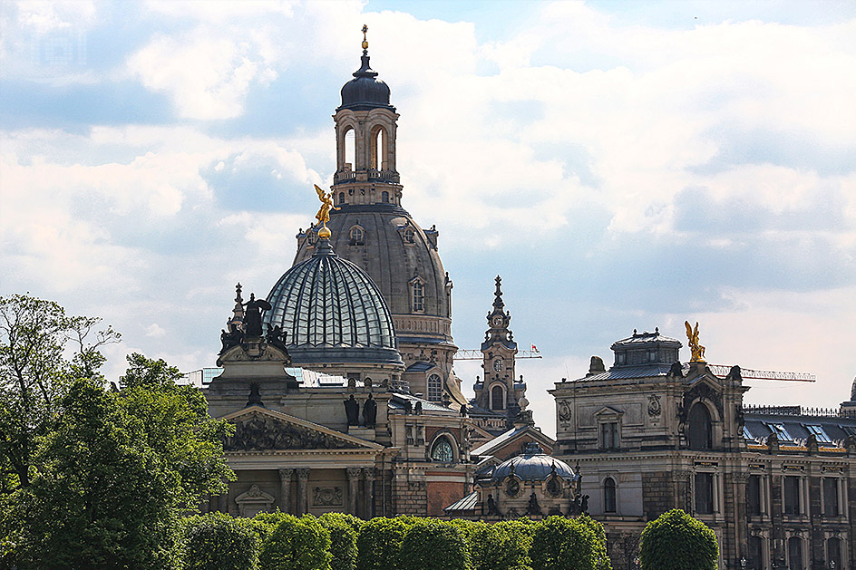 Kuppeln der Hochschule für Bildende Künste und der Frauenkirche in Dresden