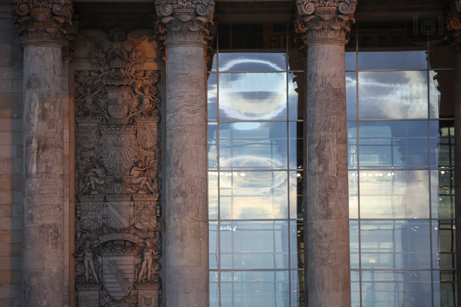 Berliner Reichstagsgebäude mit Marmorsäulen und Glasfassade