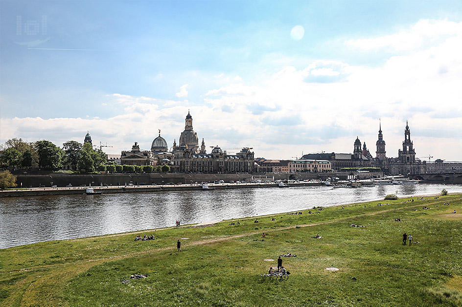 Blick auf das Terrassenufer an der Elbe in Dresden