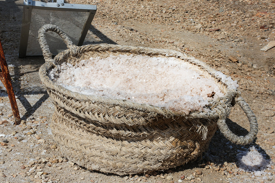 Salinas d´Es Trenc in Campos auf Mallorca / geerntetes Salz in einem Korb