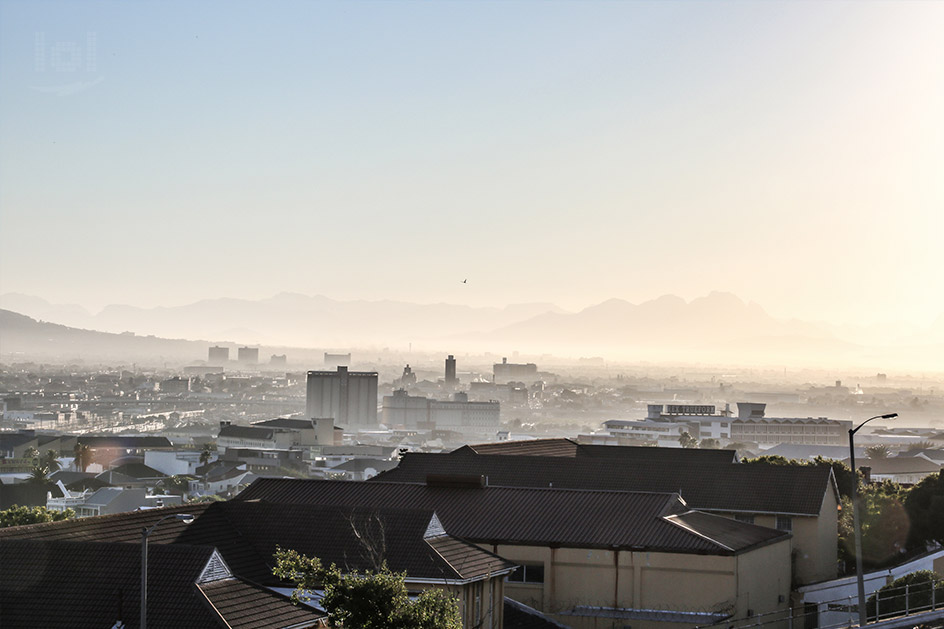 Aussicht am Morgen auf Kapstadt im Frühnebel