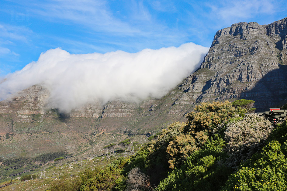 Aussicht auf Wolken, die über dem Tafelberg liegen