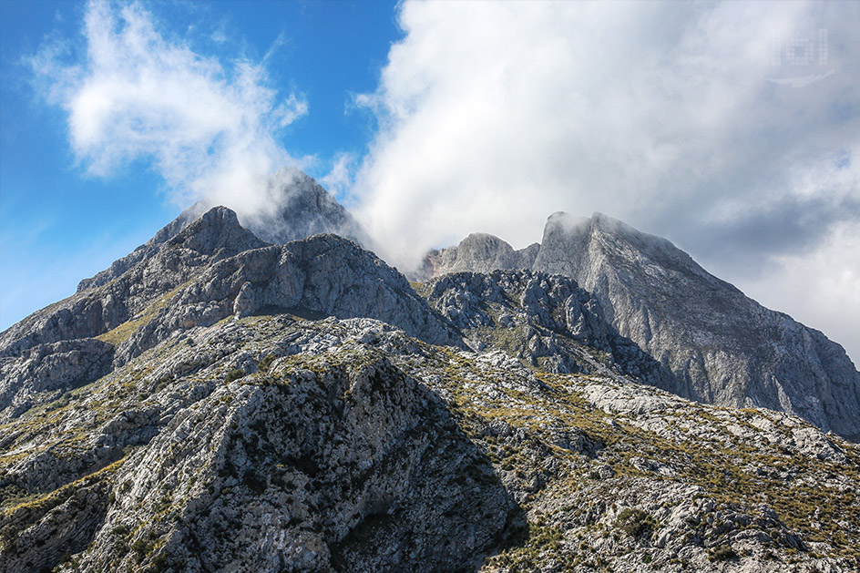 Wolken im Tramuntana-Gebirge auf Mallorca