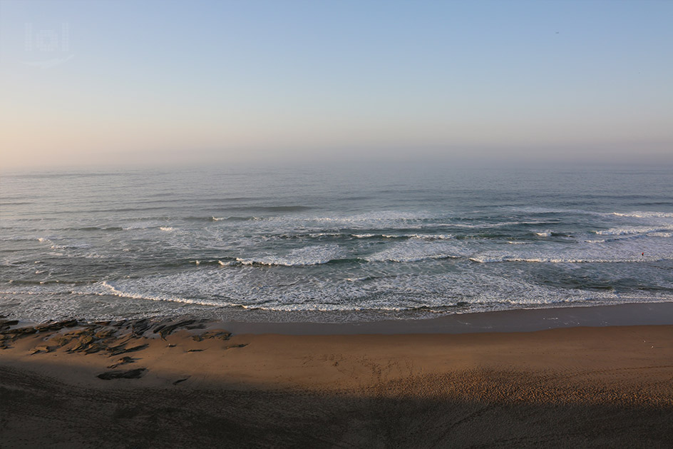 Aussicht auf das Meer am Strand von George in Südafrika am frühen Morgen