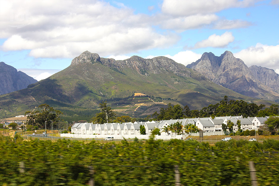Aussicht auf die Berge auf dem Weg nach Stellenbosch
