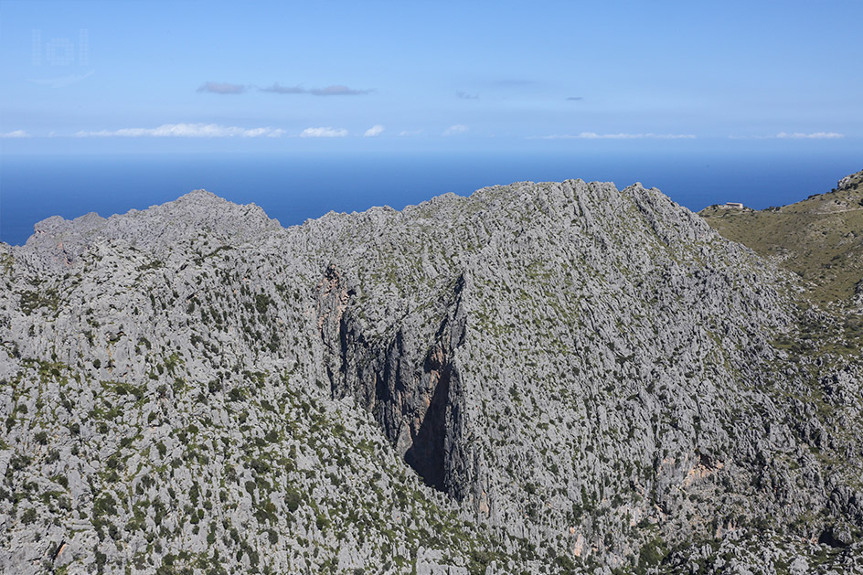 Aussicht auf schroffe Berge am Meeresufer von Mallorca