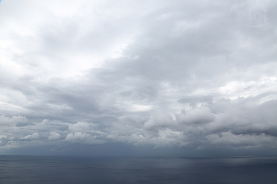 Aussicht vom Cap de Formentor auf das Meer und einen stimmungsvollen Wolkenhimmel