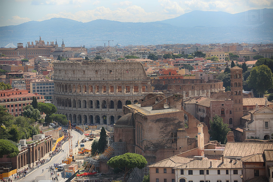 Aussicht vom Monumento Vittorio Emanuele II auf das Colosseum