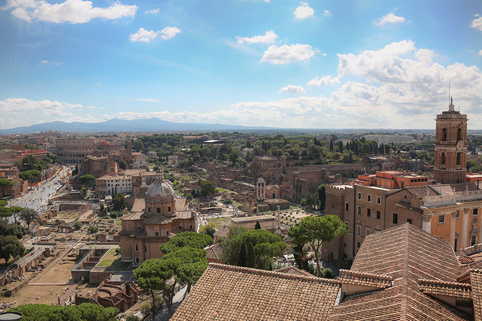 Aussicht vom Monumento Vittorio Emanuele II auf das Forum Romanum und das Colosseum