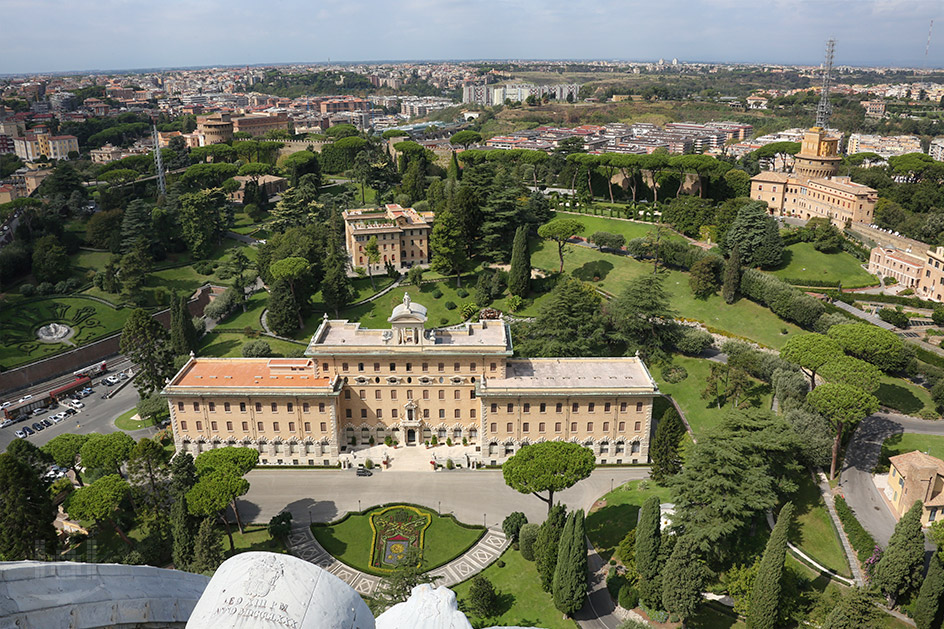 Aussicht vom Petersdom in Rom in die Vatikanischen Gärten auf den Palazzo San Carlo