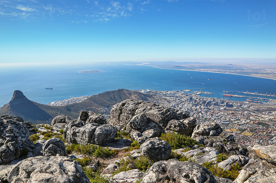 Ausblick vom Tafelberg auf den Löwenkopf und Kapstadt