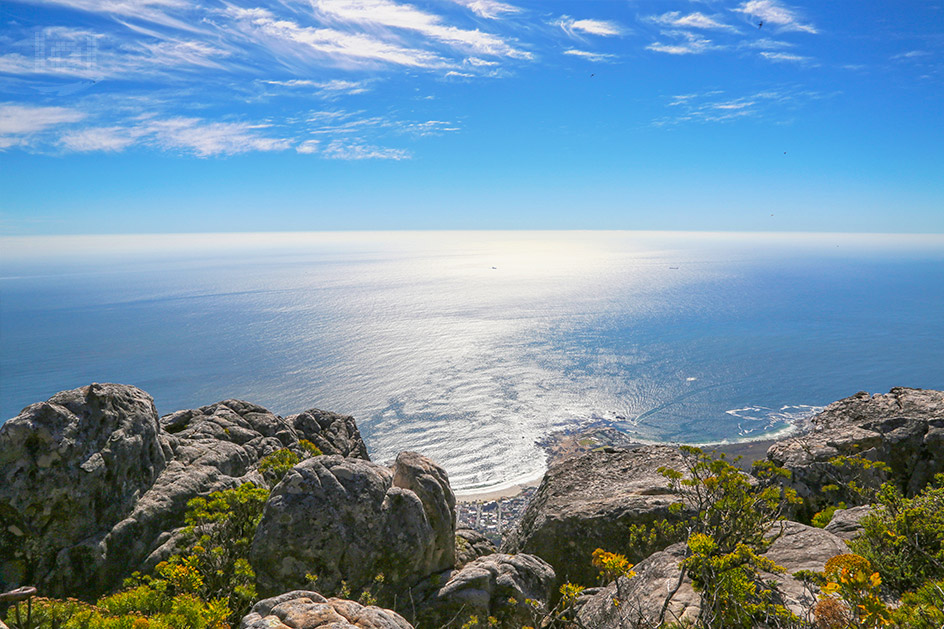 Ausblick vom Tafelberg auf das Meer und die Bucht von Kapstadt