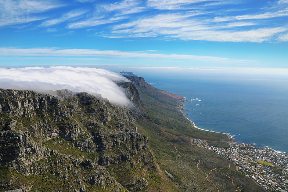 Ausblick vom Tafelberg auf den Bergrücken und das Meer