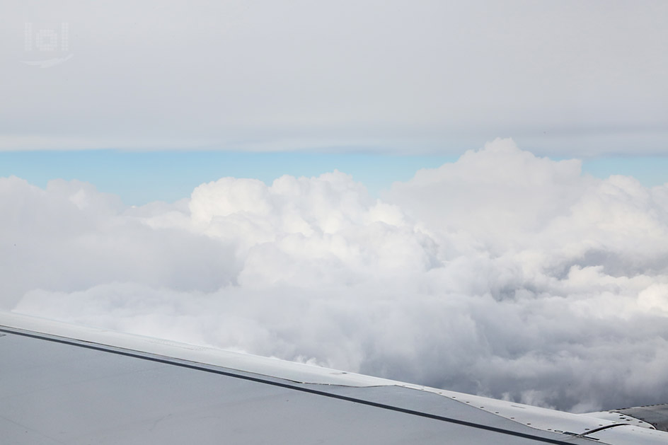 Flug zwischen den Wolken mit Cumuluswolken und Cirruswolken