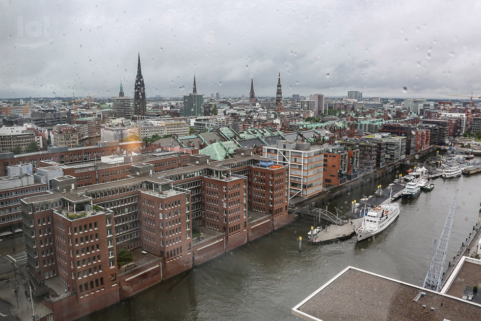 Aussicht aus einem wunderschönen Zimmer der Elbphilharmonie auf die Hafencity und die Elbe