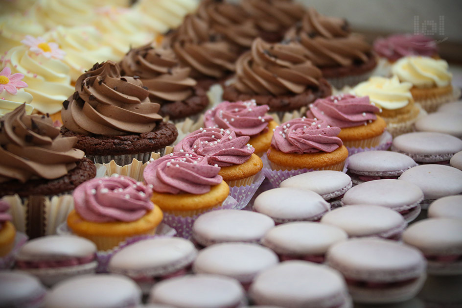 Hochzeitsdessert: Cupcakes und Macarons