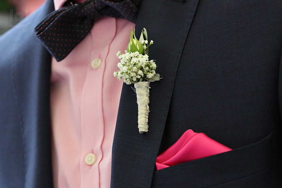 Hochzeitsanzug mit Blumenschmuck