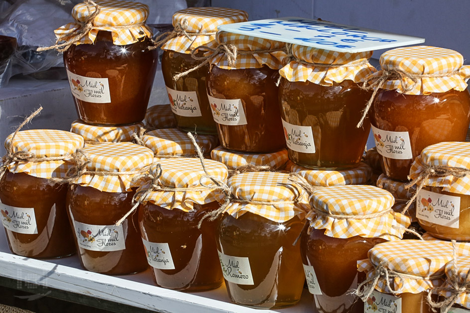 Honiggläser auf einem Markt
