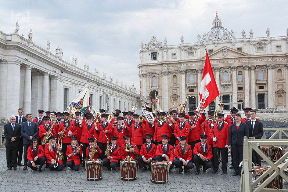 Spielmannszug Union Instrumentale Payerne anlässlich des Summorum Pontificum vor dem Petersdom in Rom 2017