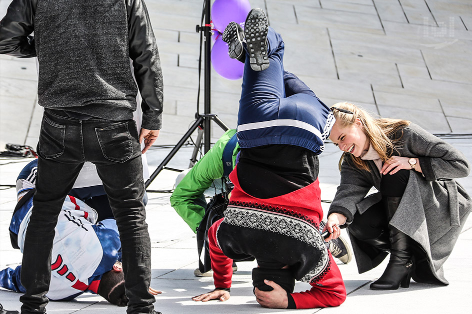 TV-Interview mit Breakdancern kopfstehend auf der Straße