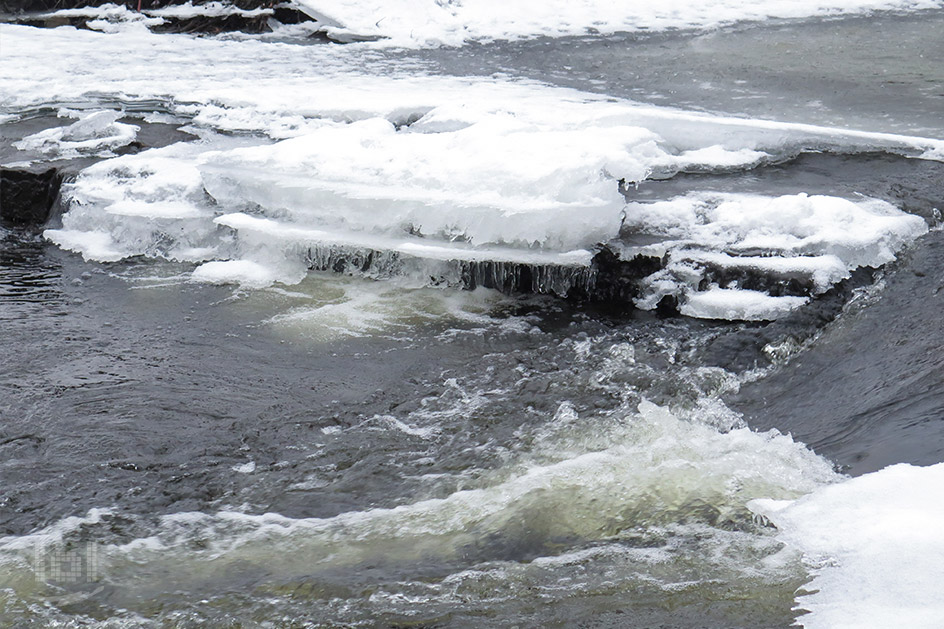 Der Fluß Akerselva mit Schnee und Eis