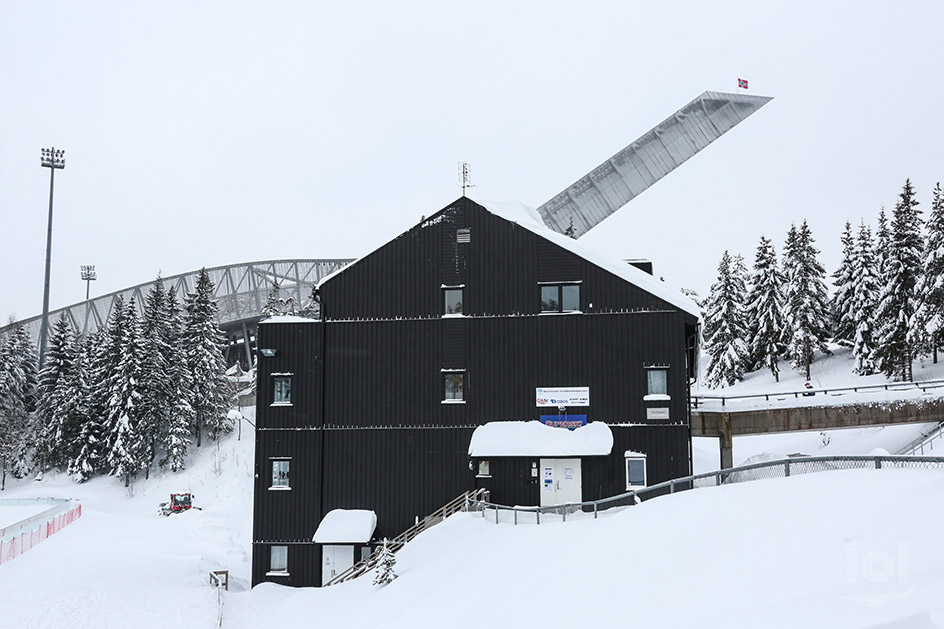 Skischule und Skisprungschanze am Holmenkollen in Oslo