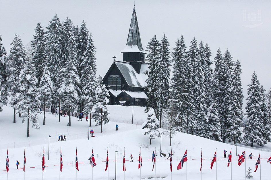 Blick auf den Skilanglauf-Wettbewerb Holmenkollmarsjen und die Holmenkollen Kapell