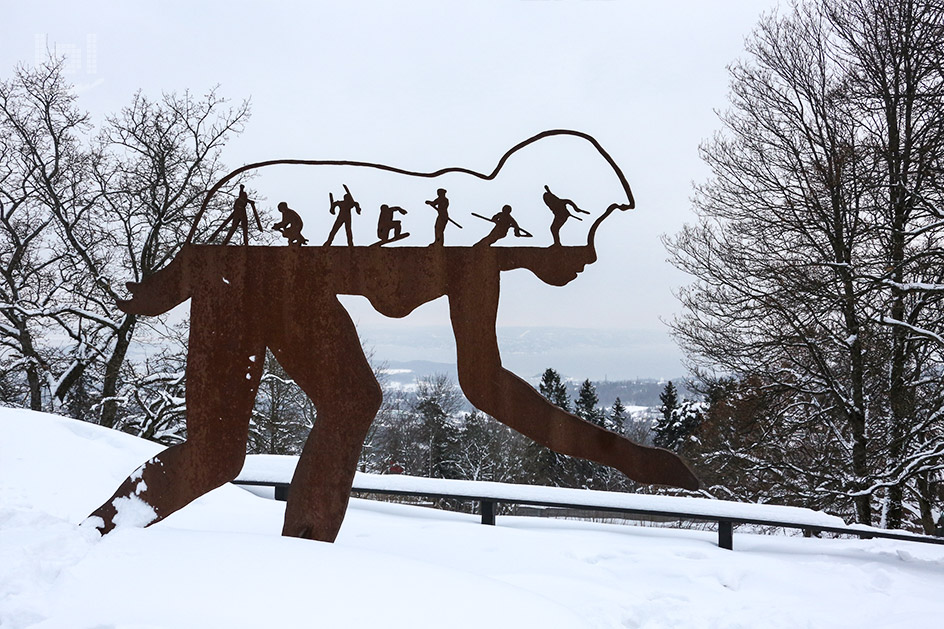 Skulptur am Holmenkollen mit Blick auf Oslo