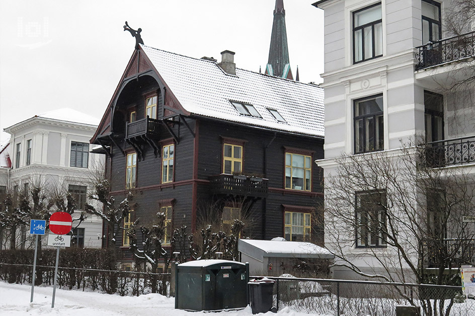 Drachenkopf an einem im typisch norwegischen Stil gebauten Haus