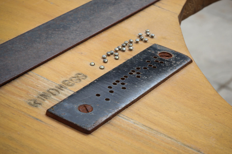 Holztisch mit Braille-Inschrift, Südafrika