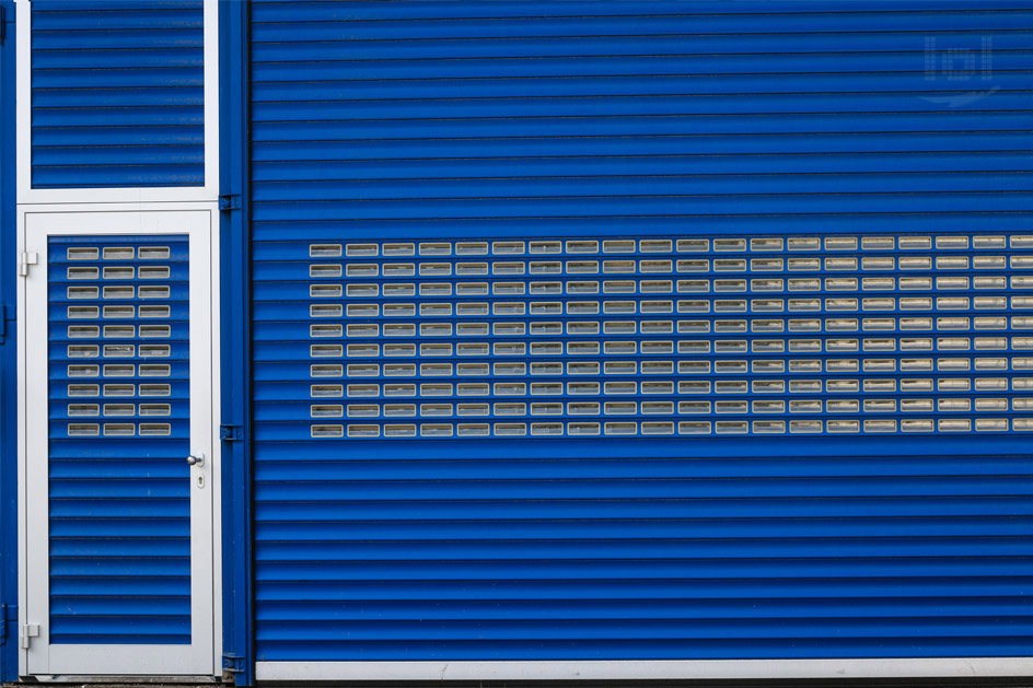 Blaues Tor mit Tür und Fenstern, DESY Hamburg