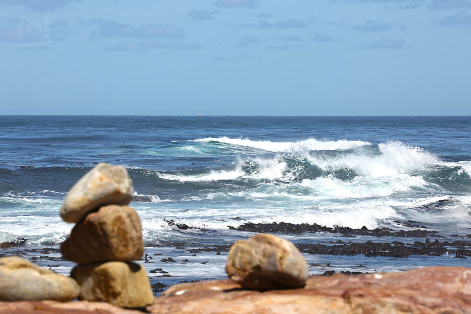 Große Welle mit Gischt im Ozean am Kap der Guten Hoffnung in Südafrika
