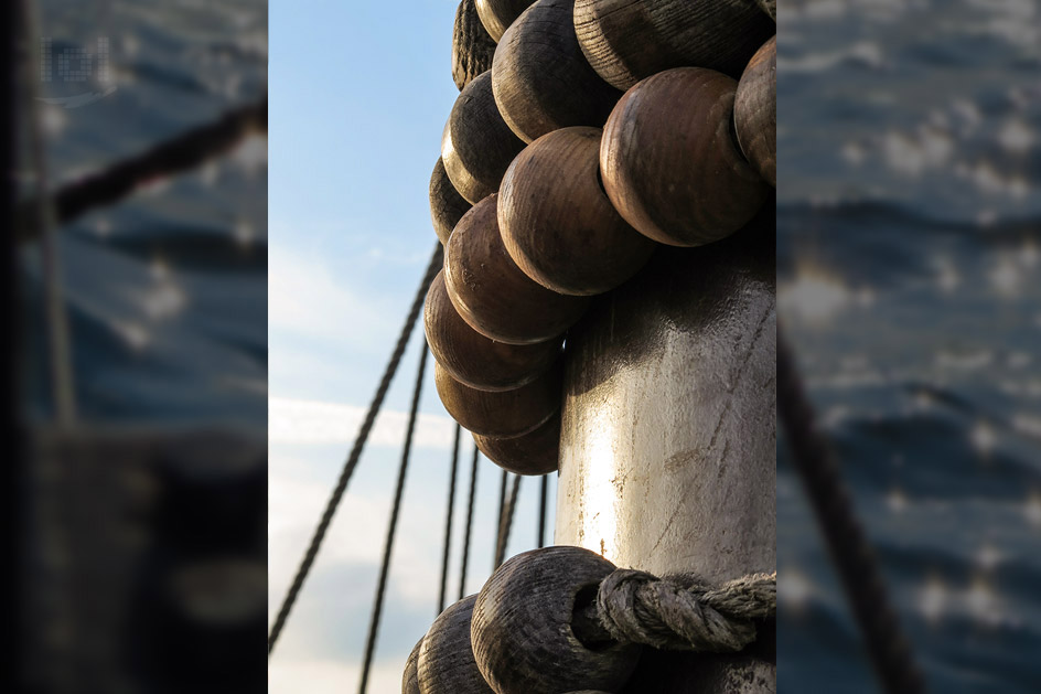 Holzkugeln am Mast eines Segelschiffes