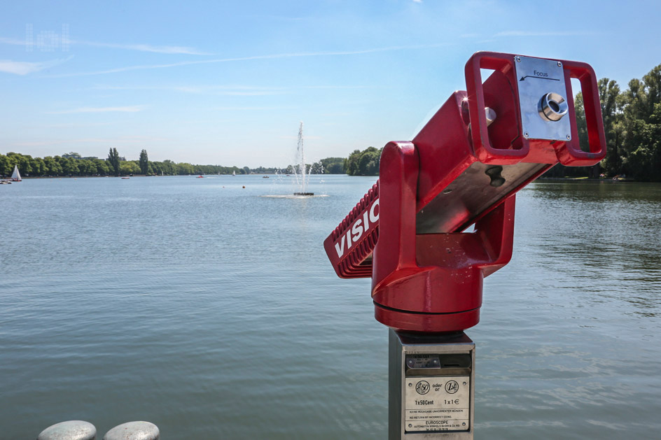 rotes Fernrohr am Ufer des Maschsee in Hannover