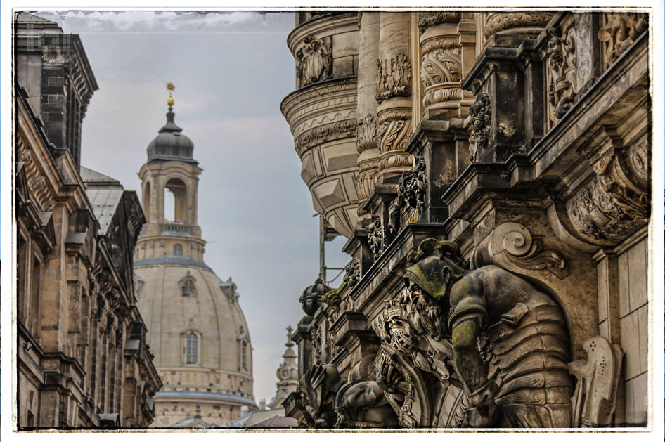 Skulpturen an historischen Hausfassaden in Dresden
