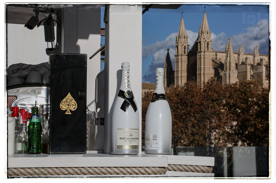 Zwei Flaschen Moet & Chandon auf einem Tresen vor der Kathedrale in Palma de Mallorca