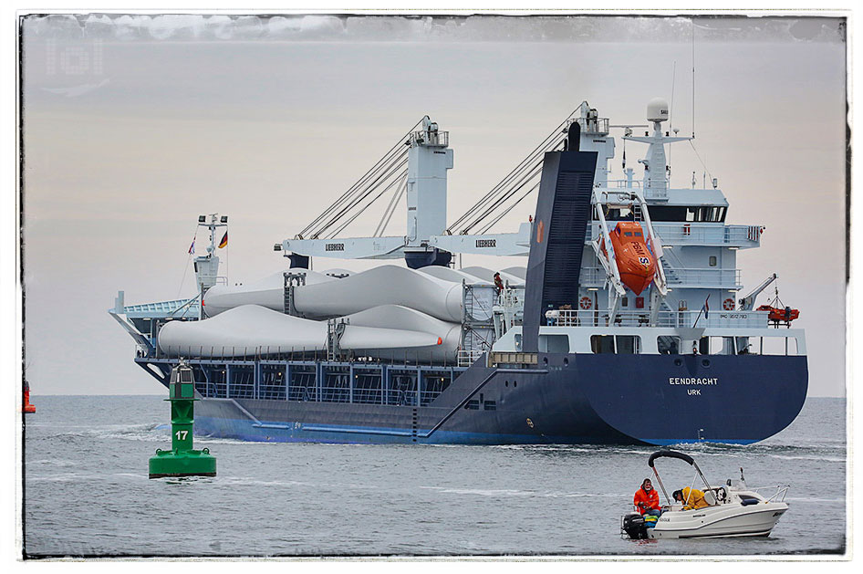 Schiff Eendracht transportiert Offshore Windrad, ein Fischerboot fährt daneben