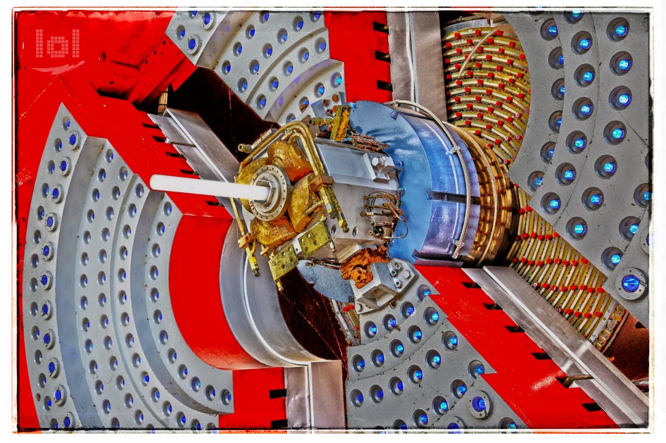 Übergroßes Modell eines Teilchenbeschleunigers auf dem Gelände des DESY in Hamburg